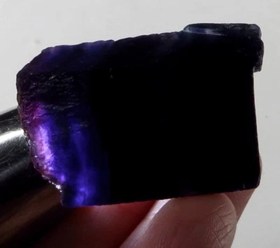 Muestra de cristal de fluorita púrpura natural de 164 quilates faceta áspera Brasil YVZ657 Foto 1 de 3