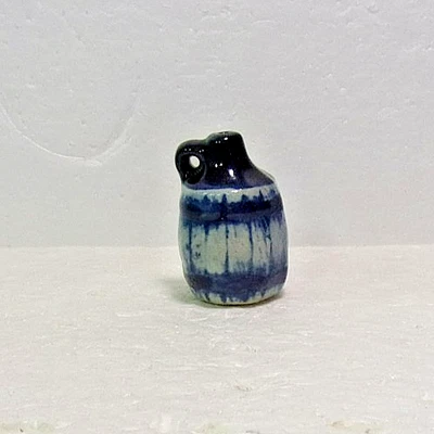 Jarra a rayas miniatura azul y blanco de cerámica urbana de arcilla 1992 sin marca 1 1/2" T. Foto 1 de 4