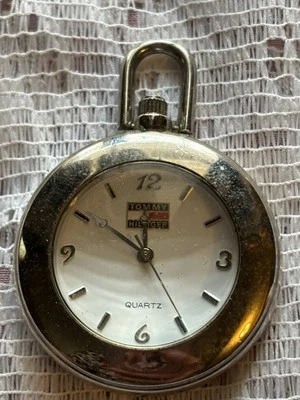 "Reloj de cuarzo de bolsillo Tommy Hilfiger joyería necesita batería nueva como está 1,5 X 1,5""" Foto 1 de 4