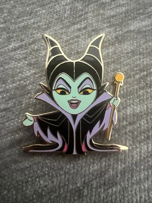 Prendedor Maléfica Chibi Villano Misterioso Monograma Rosa A La Mode Disney LE 600 Foto 1 de 2