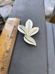 trifari brooch Vintage Pin White Enamel Leaves Gold Accents - Picture 1 of 8