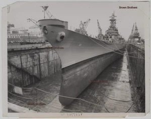 Foto de colección 1950 acorazado USS Missouri en astillero dique seco después de la puesta a tierra - Imagen 1 de 2
