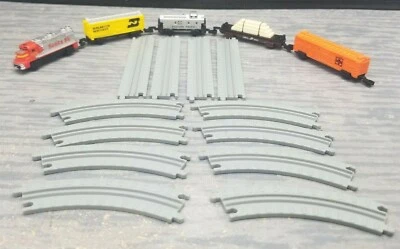 Juego de tren diésel Galoob Santa Fe 1989 plateado y rojo con vías sueltas de 2,5" de largo Foto 1 de 4