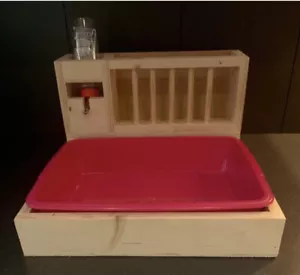 hölzerner Heufutterautomat mit Katzentoilette und Flasche - Bild 1 von 4