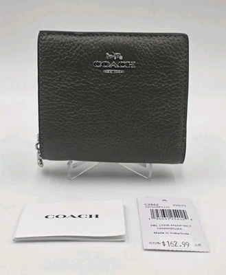 Cartera Coach Snap Cuero Guijarro con Dije y Cremallera Plateada/Verde Excedente C2862 Foto 1 de 4