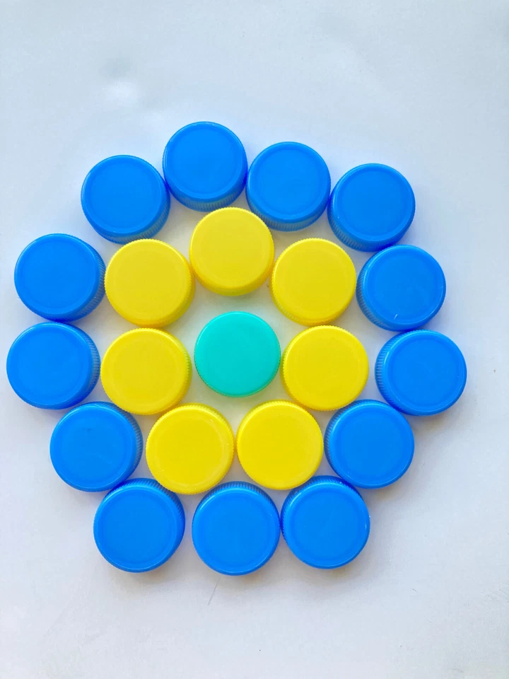 137 tampas plásticas de leite para artes e ofícios (78 amarelo, 57 azul, 2 turquesa) - Imagem 1 de 1