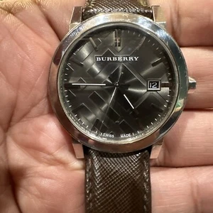 *Funzionante* Burberry BU9030 Orologio da polso per uomo cinturino in pelle marrone. batteria nuova - Foto 1 di 13