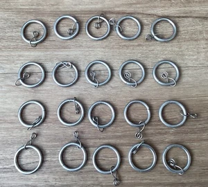 Anillos de cortina de metal con lazos sueltos, plateados, x20, adecuados para postes de 22-25 mm. - Imagen 1 de 5
