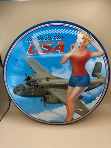 Letrero de avión Pin Up Girl hecho en Estados Unidos - 16,5 x 16,5 x 2,5 pulgadas - Imagen 1 de 5