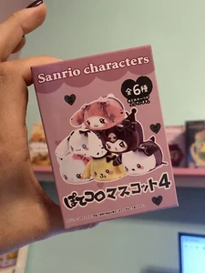 VENDEDOR DE EE. UU. ~ Caja ciega de felpa mascota de personajes Sanrio PoteKoro - Imagen 1 de 2