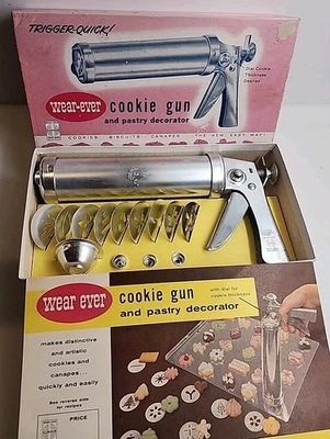 VTG Wear-Ever Cookie Gun Press Pastry Decorator Spritz Complete w/ discs & tips - Image 1 of 4