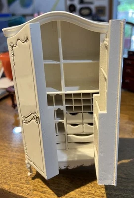 Armario vintage Bespaq detalles de oro blanco roto casa de muñecas miniatura 1:12 Foto 1 de 4