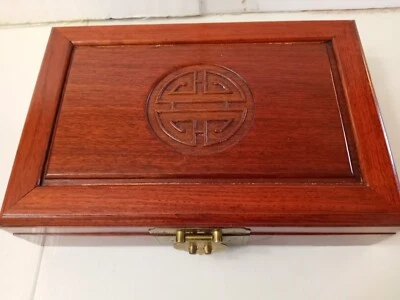 Joyero asiático vintage de madera dura cola de milano con forro amarillo - herrajes de latón Foto 1 de 4