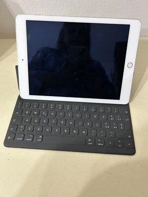iPad Air2 16 Gb Con Tastiera - Immagine 1 di 4