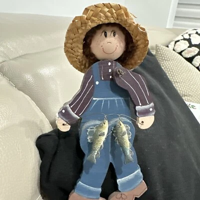 "Muñeca de madera de arte popular niña con peces de 7"" de granja de colección hecha a mano" Foto 1 de 4