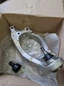 GENUINE NEW RENAULT MEGANE 4 RS 300 TROPHY STEERING KNUCKLE HUB RH 400107731R - Picture 1 of 3