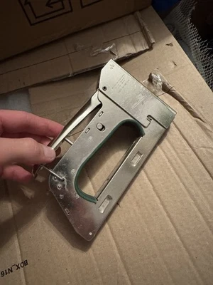 High quality - Heavy Duty  Steel Staple Gun - Ergonomic Handle - Great condition - Image 1 of 3