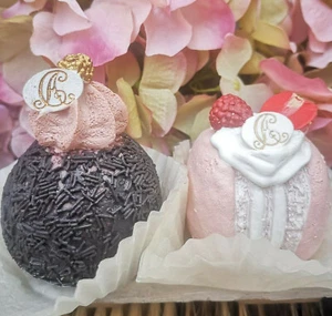 2 x Petit Fours Törtchen Macarons Rosa Schoko Rumkugel Torte Cupcake Fake Kuchen - Bild 1 von 12