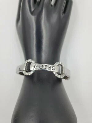 Brazalete Guess para mujer tono plateado estampado con logotipo de Guess con bisagras estrás Foto 1 de 4