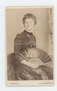19TH CENTURY CDV PHOTO WOMAN WITH DECORATIVE FAN DISPLAYED IN STUDIO - Picture 1 of 2