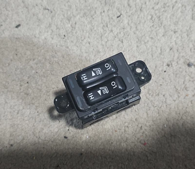 Interruptor de control de asiento delantero térmico Subaru Forester 2009-2013 Foto 1 de 3