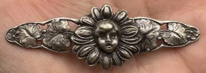 Broche prendedor hojas flores querubín tono plata envejecido - Imagen 1 de 4
