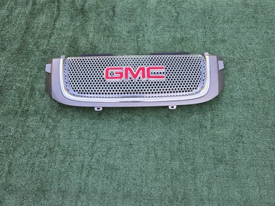 02-09 GMC Envoy Denali OEM Parrilla superior delantera Radiador Parrilla Emblema Insignia Capucha  Foto 1 de 4