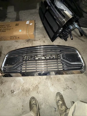 Dodge Ram 2500 3500 2016-2017 parrilla OEM Foto 1 de 4