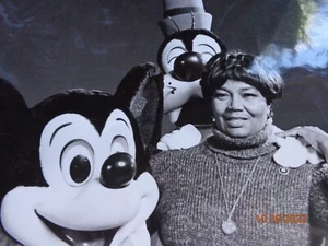 Pearl Bailey mit Mickey & Pluto 60er Jahre - Bild 1 von 2