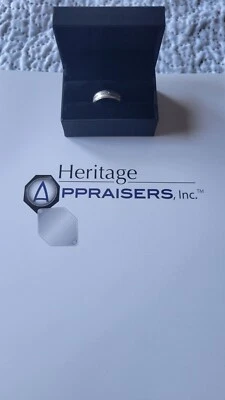 Una alianza de boda contemporánea de caballero de oro blanco y diamantes de 10 quilates Foto 1 de 4