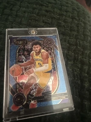 BRONNY JAMES 2024-25 PANINI SELECT COURTSIDE RETAIL AZUL NOVATO RC LAKERS/99 Foto 1 de 3