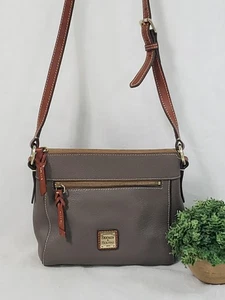 Borsa a tracolla Dooney & Bourke Pebble Grain Allison fiorentina tortora  - Foto 1 di 22