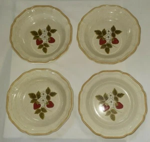Mikasa Strawberry Festival EB810 Lot of 4 Rimmed Soup Salad Cereal Bowls 8 1/2" - Picture 1 of 4