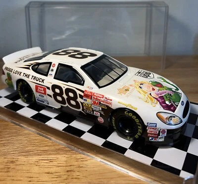 Coche modelo UPS NASCAR #88 conmemorando el 25 aniversario del espectáculo de los Muppets Foto 1 de 4