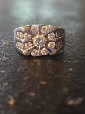 Anillo de diamantes de oro blanco de 14k para hombre patrón Starburst. Anillo Tamaño Aproximado  Foto 1 de 4
