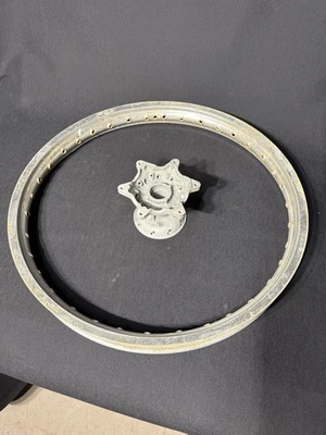 Buje y llanta delanteros Suzuki RM125/250 1989-1995. 54111-27C00/55311-28C01 Foto 1 de 4