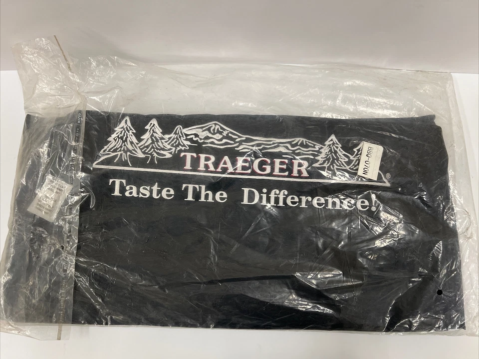 Genuine Traeger Heavy Duty Hydrotuff Grill Cover BBQ-070N Form Fitted - Image 1 of 2