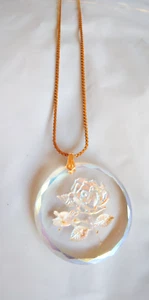Vintage Rose Anhänger Halskette dick rund Glas geschnitzt Rosen Design gewellter Rand - Bild 1 von 16