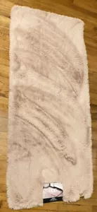 UGG Aussie Decorative Rug 2’ X 5’ (60 cm x 152 cm) Soft PINK Brand New w/ Tags - Picture 1 of 9