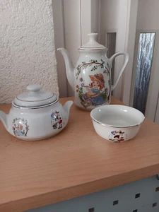 altes Kindergeschirr Puppenstube Kaffeekanne Zuckertopf Schälchen - Bild 1 von 5