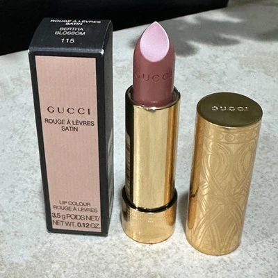 Lápiz labial satinado Gucci Rouge a Levres Bertha Blossom 115 3,5 g 0,12 oz caja maquillaje Foto 1 de 4