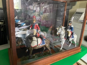 a set of military figurine on horseback in a display case 32x44x19 cm - Foto 1 di 13