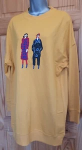 Cooles senffarbenes Pulloverkleid mit Applikationen Figuren vorne designt, neu, Gr. S - Bild 1 von 3