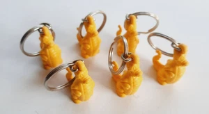 6 Vintage Schlüsselanhänger Tupperware gelb Douglasie Schmutzläufer Drache Dinosaurier - Bild 1 von 2