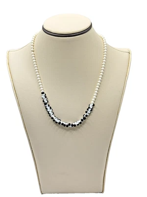 Collar de cuentas blanco negro hecho a mano de vidrio minimalista boho joyería Foto 1 de 4