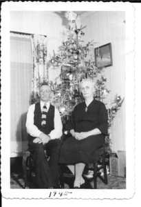 VINTAGE 1945 FOTO MA UND PA VOR WEIHNACHTSBAUM H16 - Bild 1 von 1