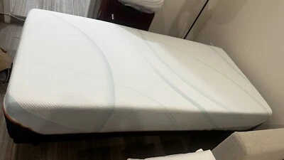 Tempur-Pedic TEMPUR-LuxeAdapt® Firm (TWIN XL) - Image 1 of 3