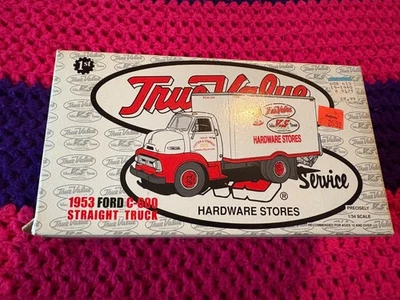 FIRST GEAR/TRUE VALUE 1953 FORD C-600 STRAIGHT TRUCK IN ORIGINAL BOX - Image 1 of 4