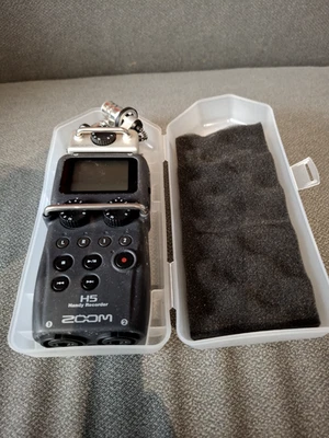 Zoom H5 4-Track Handy Digital Recorder with 8GB SD Card and Case - Image 1 of 4