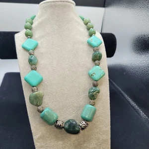 Collar de piedras verdes, jadita/espinela, tormalina, howlita - Imagen 1 de 8